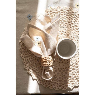 dukning tablett beige vit virkad duka