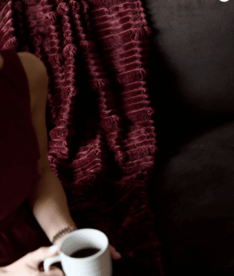 sagaform estella fleecepläd burgundy vinröd