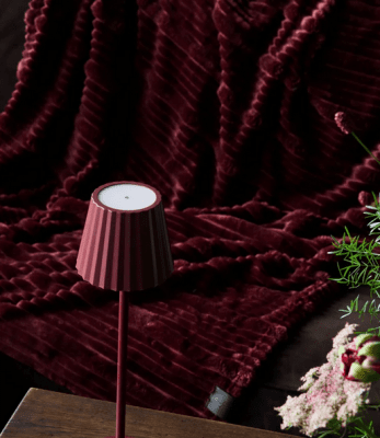 sagaform estella fleecepläd burgundy vinröd