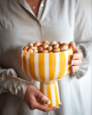 cirkus skål på fot gul affari